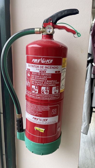 Extintor de 2 kilos e de 6 kilos ainda na data de uso novos nunca usad