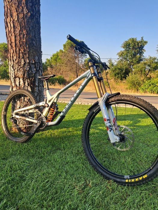 Bicicleta de downhill commencal V5
