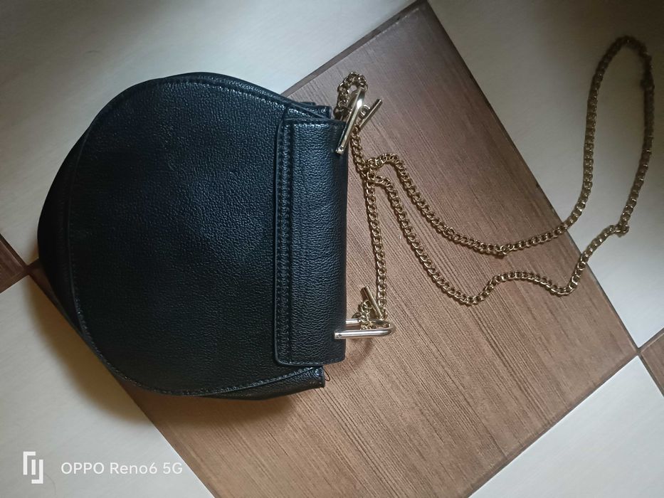 torebka czarna na łańcuszku