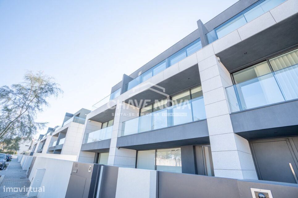 Moradia T3, com Salão e Piscina, em Canidelo, Vila Nova de Gaia