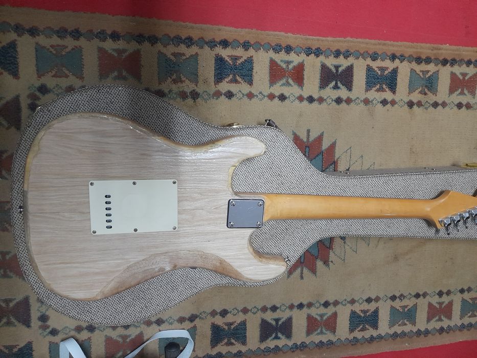 Guitarra vintage ,mas em muito bom estado.