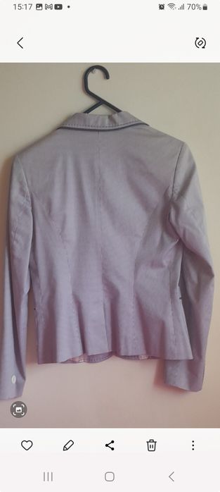 Blazer às riscas finas azuis e brancas