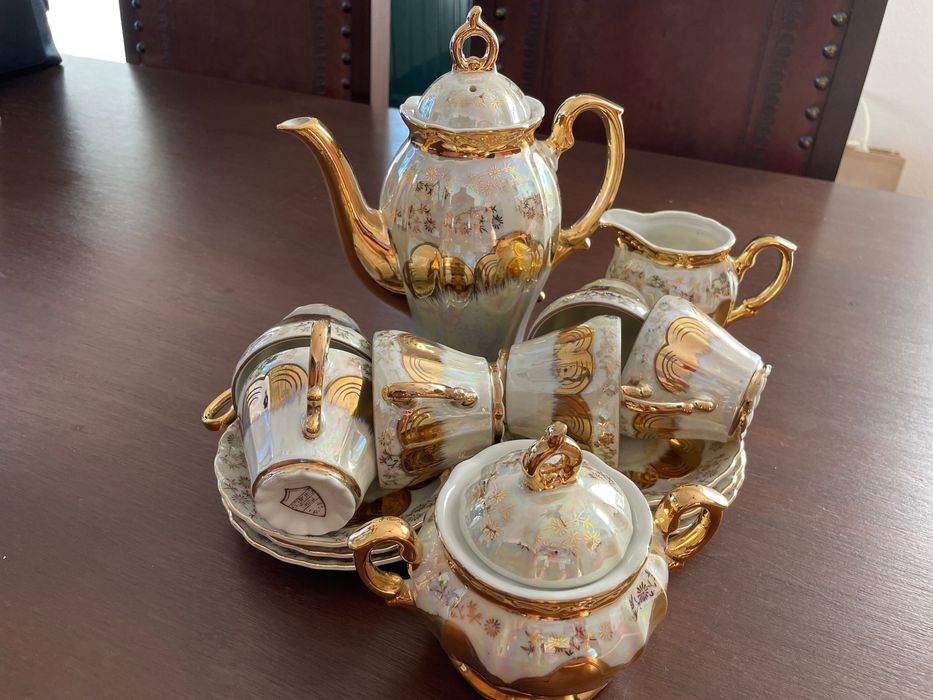 Serviços de chá e café debruados a dourado