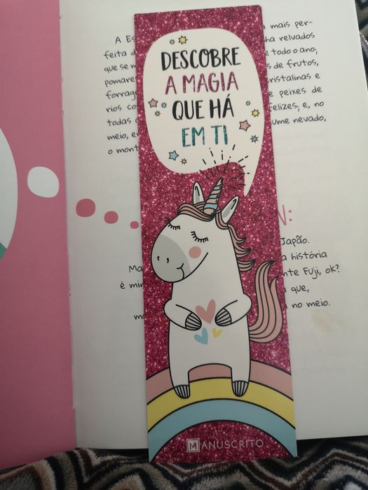 Livro "Como ser um unicórnio" da youtuber SEA3PO