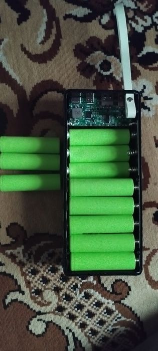 Повер банк на 45000м. присутствует быстрая зарядка,и фонарик