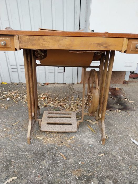 Mesa de Máquina de Costura Antiga