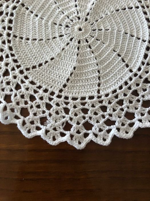 Conjunto de 4 Naperons Redondos em Renda de Crochet – Feitos à Mão