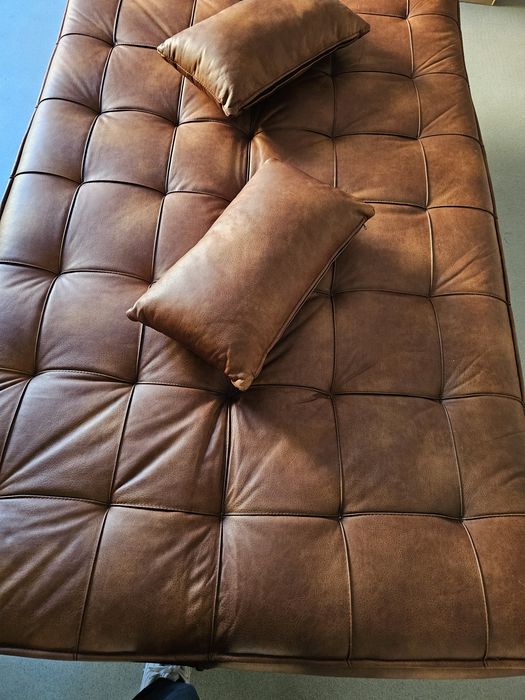 Sofá-cama como novo em pele sintética