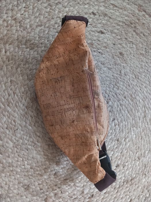 Bolsa de cintura em cortiça vegetal