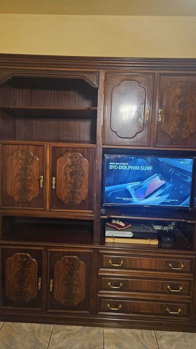 Móvel de sala para TV e com várias gavetas