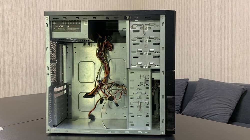 Старий комп'ютерний корпус (флоппі, дисковод) з блоком живлення 400в