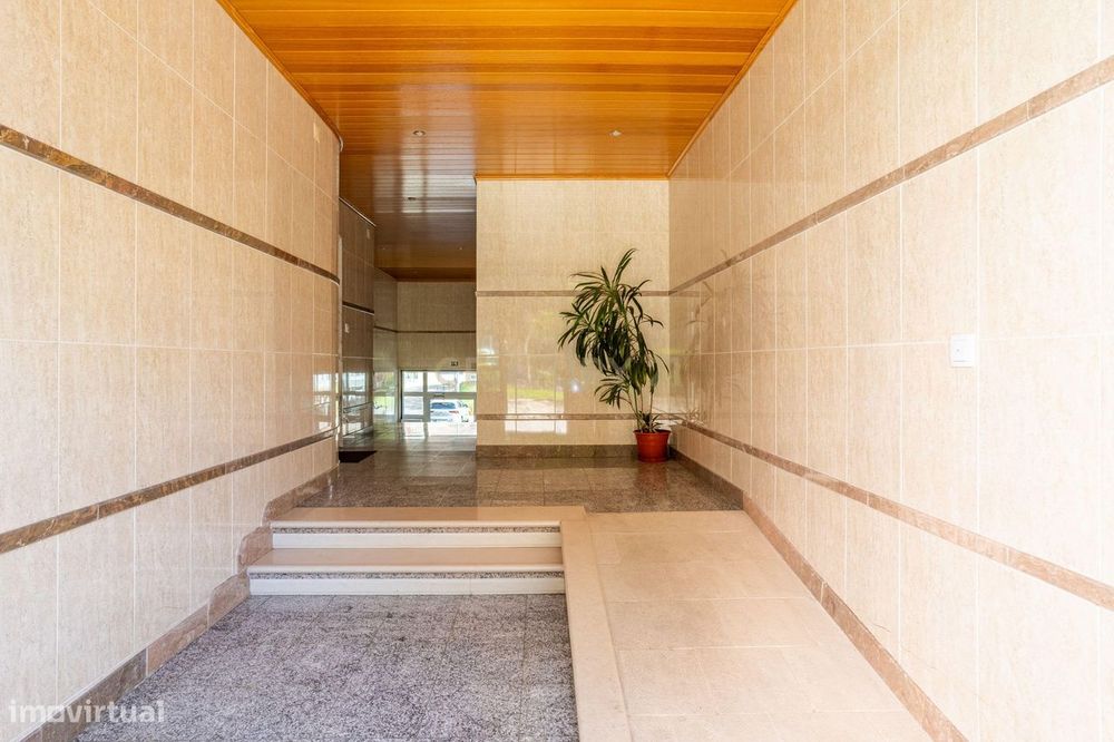 Apartamento T3 em Prior Velho com garagem