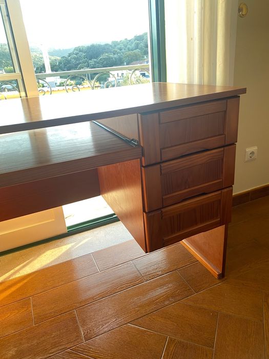 Secretaria com gavetas