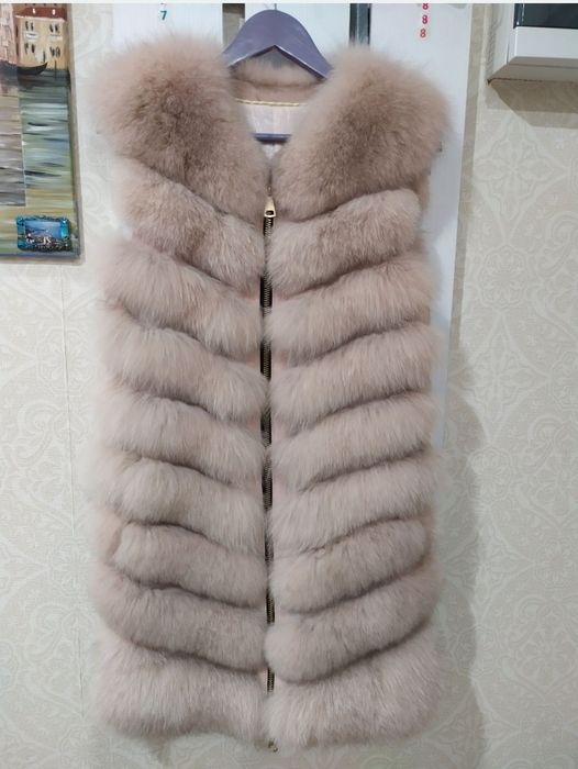 Жилетка Натуральный мех.Песец. В  отличном состоянии, Размер С,М.
