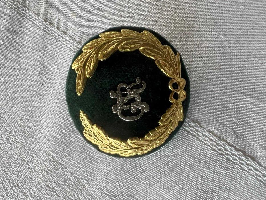 Emblema dourado da Guarda Nacional Republicana