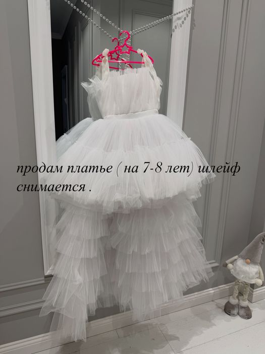 Продам нарядное платье на девочку 7-8 лет .Со шлейфом .
