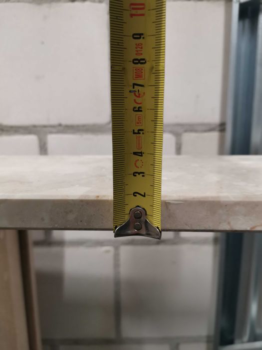 Zdemontowany parapet 159 x 17 cm