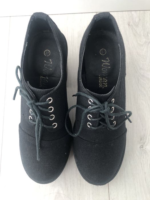 2 Sapato preto de tacao altos