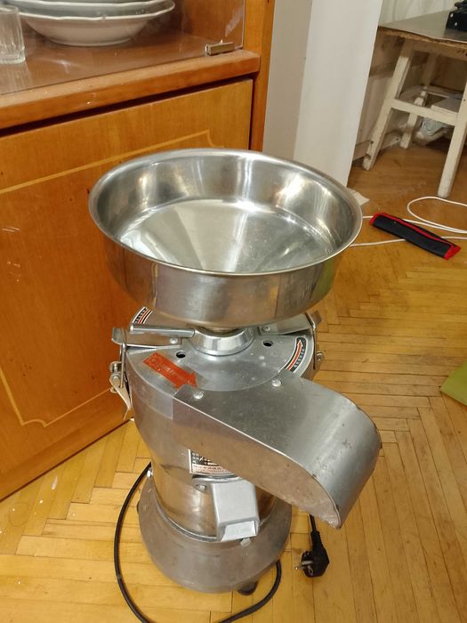 Мельница ореховых арахисовых паст, млин. Запасные каменные жернова.