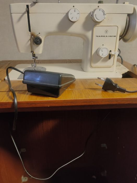 Продам швейну машину Чайка -142 М