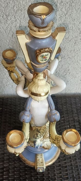 Świecznik z pięknej porcelany w stylu  barokowym Sygnowany