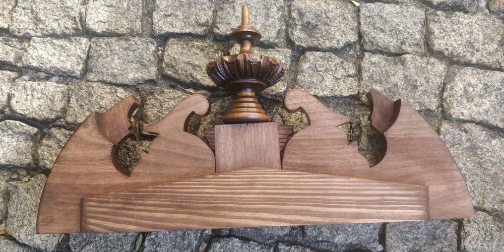 Rzeźbiona korona, górka do zegara 38 cm