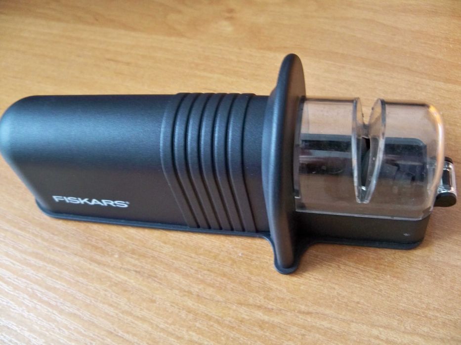 Ostrzałka do noży ceramiczna Fiskars Roll Sharp rolkowa +GRATIS Osełka