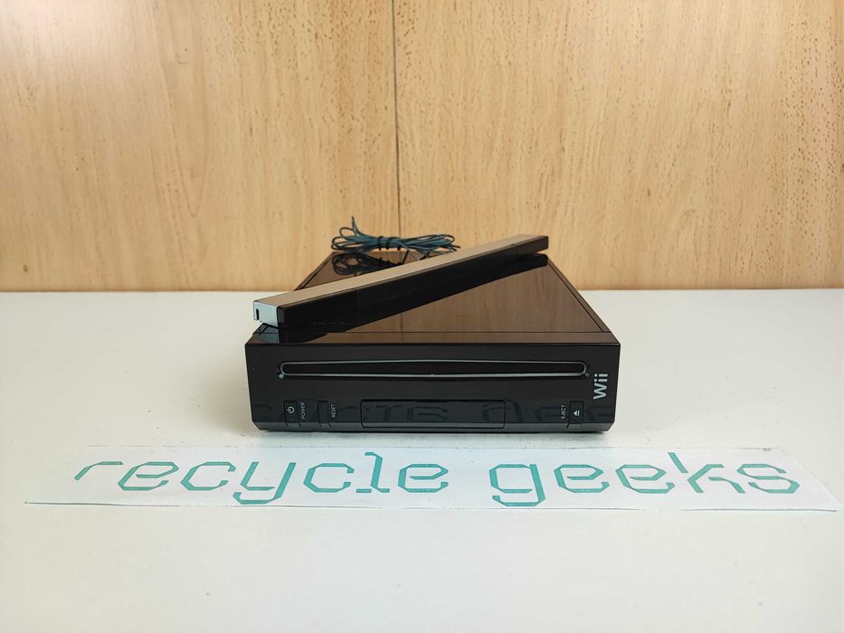 Nintendo Wii RVL-001 +2 Wii Remote +2 Wii Nunchuck + Wii Balance Board