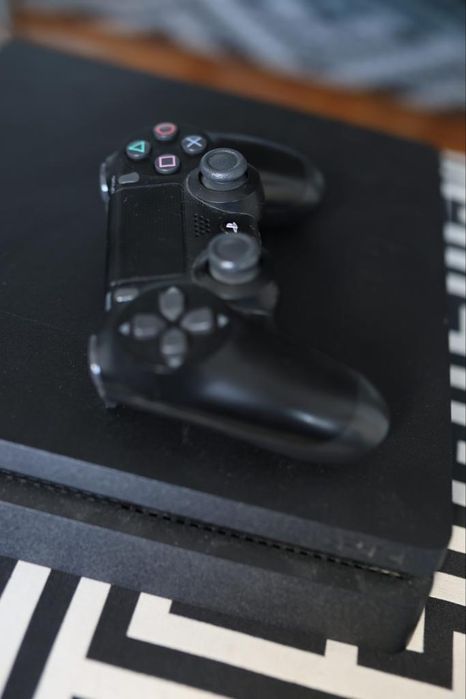 PlayStation 4 + 1 Controller64740387734657120