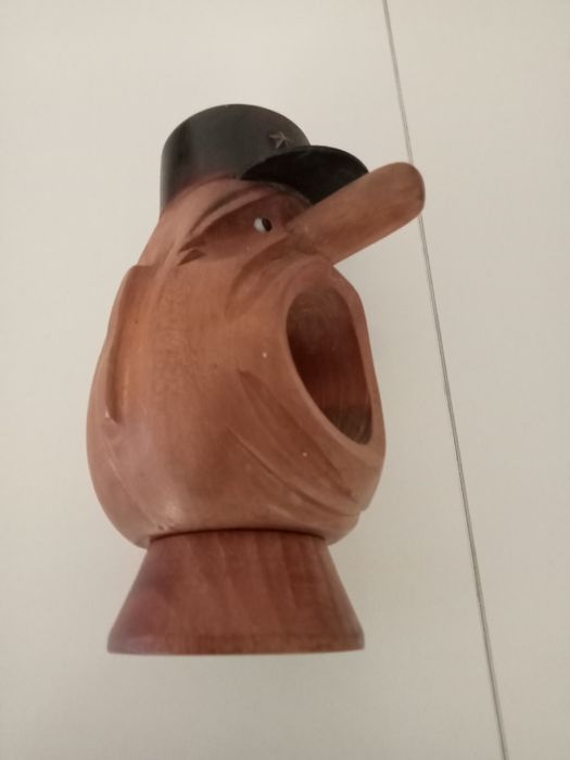 Quebra nozes em madeira.