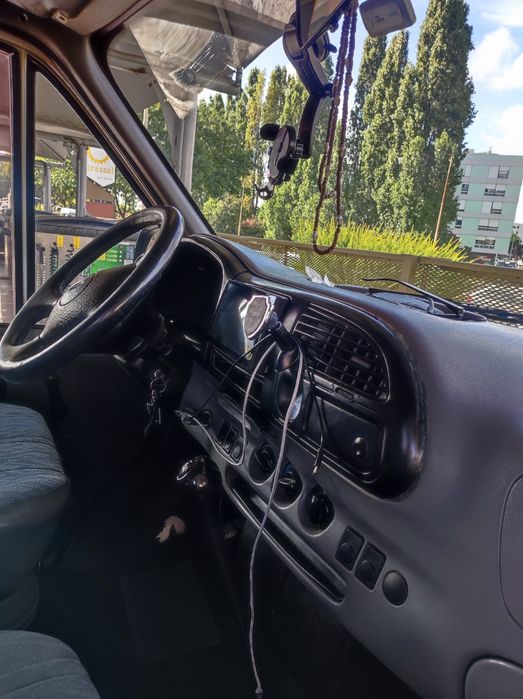 Vendo Carrinha Ford Transit, ano 2000.Adaptada  a campervan/7 lugares