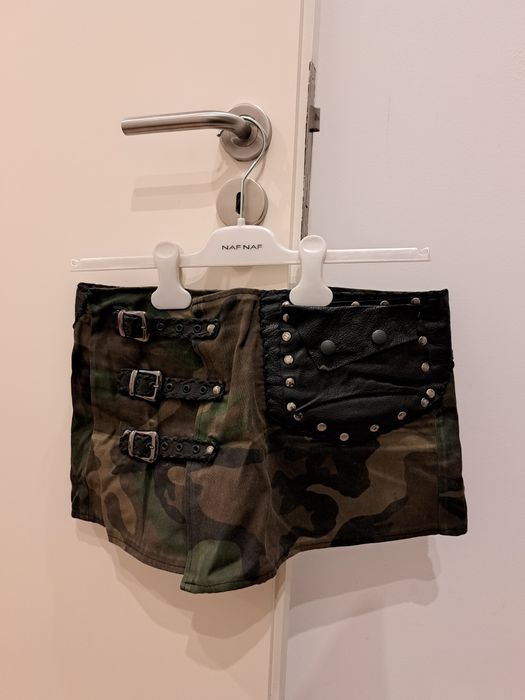 Saia curta tropa com bolsos em pele