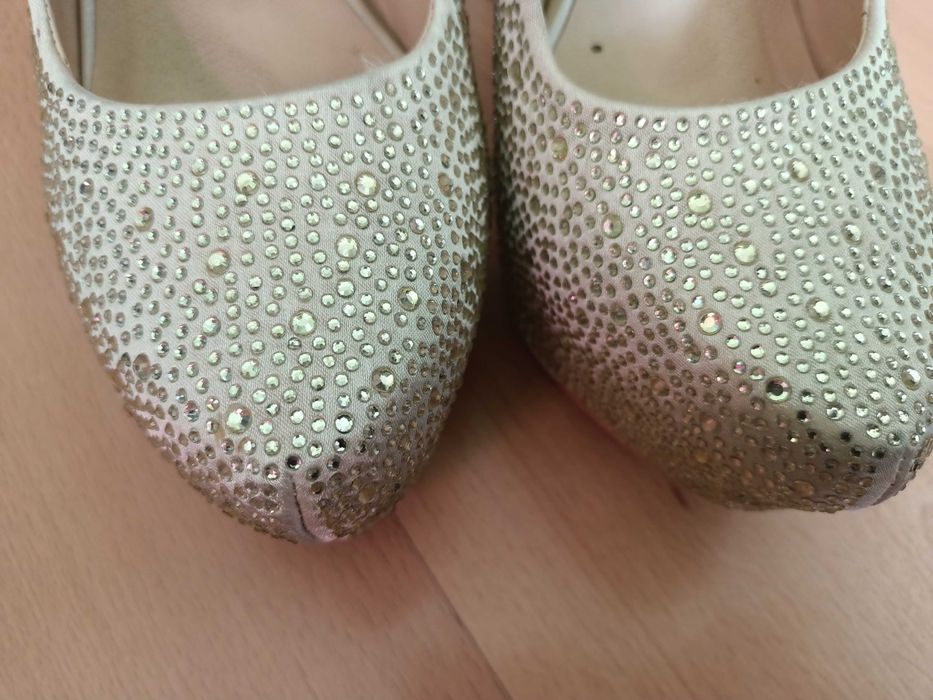 Szpilki, buty na obcasie eleganckie z cyrkoniami