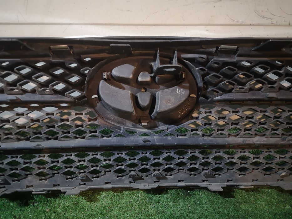 Toyota Corolla E12 atrapa gril