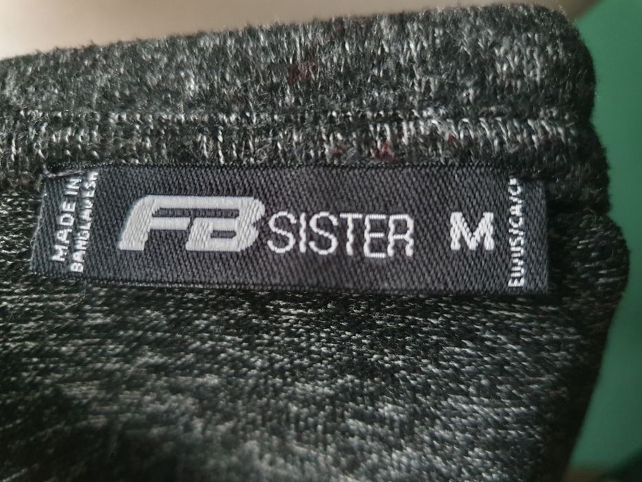 Uroczy haftowany sweterek z różami i koronką gothic