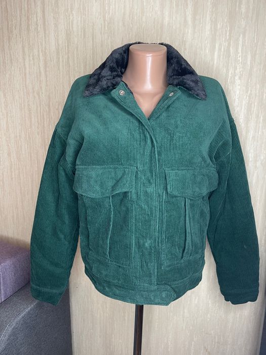 Новенька вельветова куртка з коміром зі штучного хутра