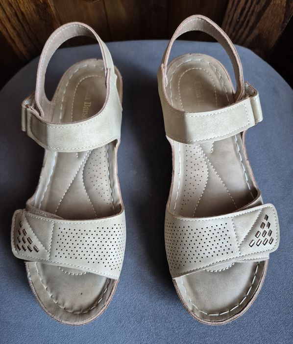 Sandały na koturnie