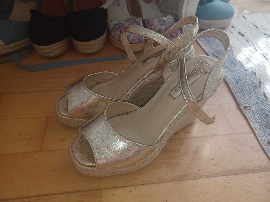 Sandálias de cunha douradas