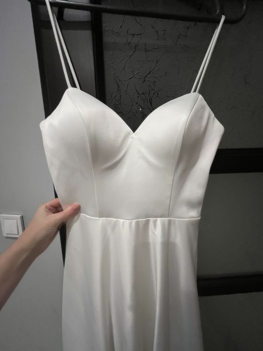 Біла вечірня сукня