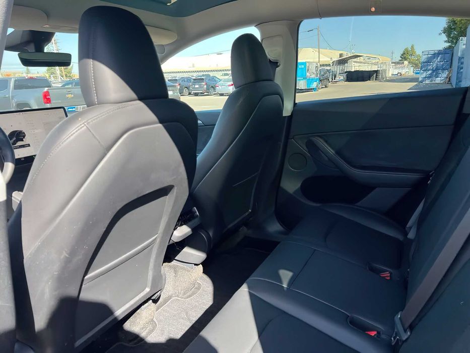 Tesla Model Y      2024