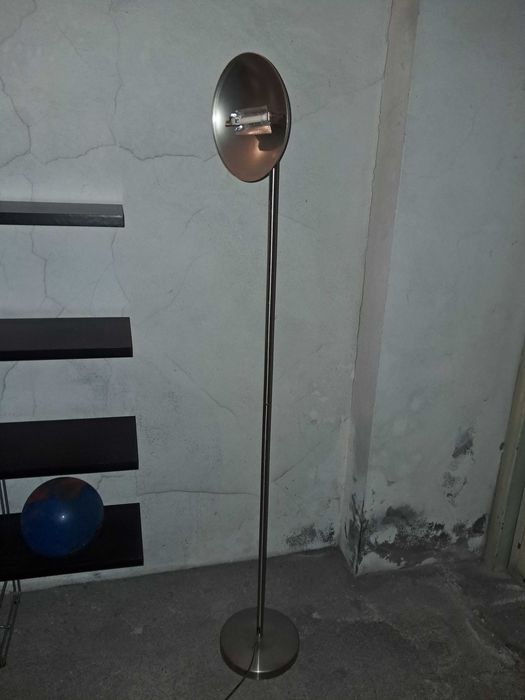 Candeeiro de pé em metal 65€