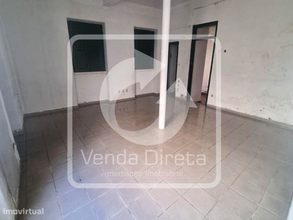 Prédio Urbano de Utilização Mista com Potencial Habitacional e Come...