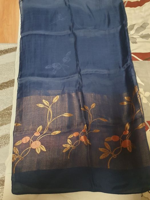 Elegancki szal ze złotym połyskiem