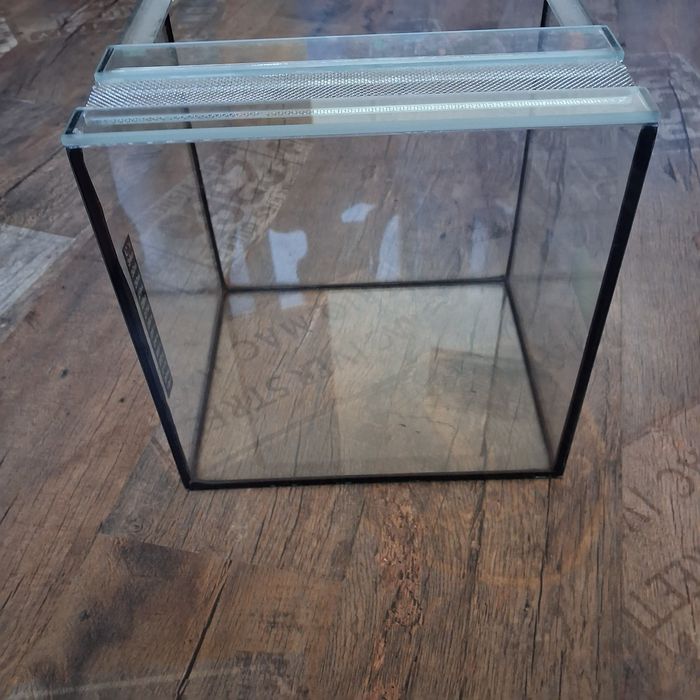 акваріум 30см ширина ,25см дліна  ,висота 30 см