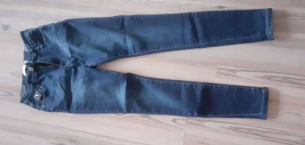 jeansy push up kolor ciemny granat rozmiar M.