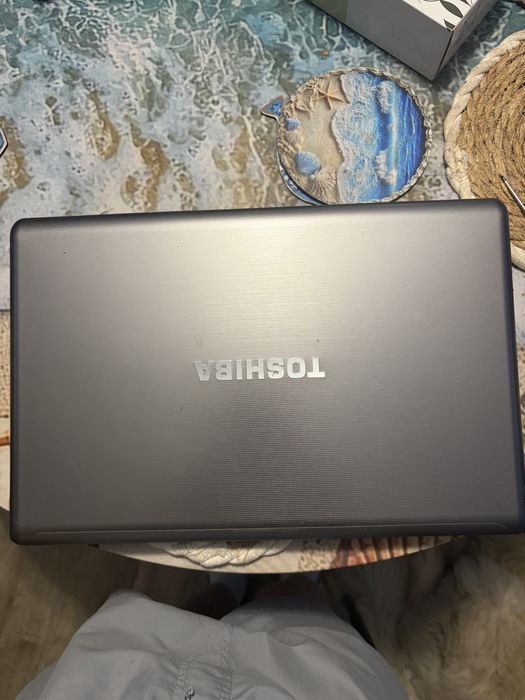 Laptop Toshiba Satellite 17,3" na części / kadłubek (sprawna matryca)