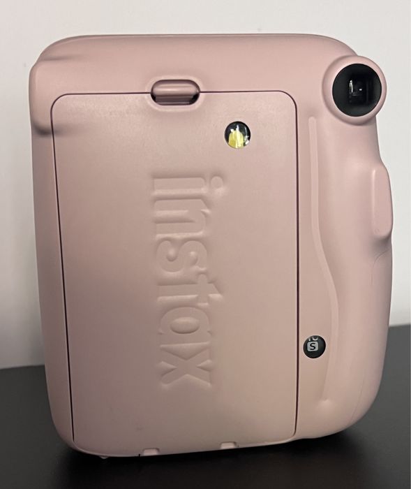 Продам фотоапарат Instax Mini 11