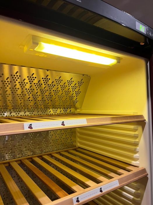 Холодильник Liebherr для пляшок з вином (винна шафа)