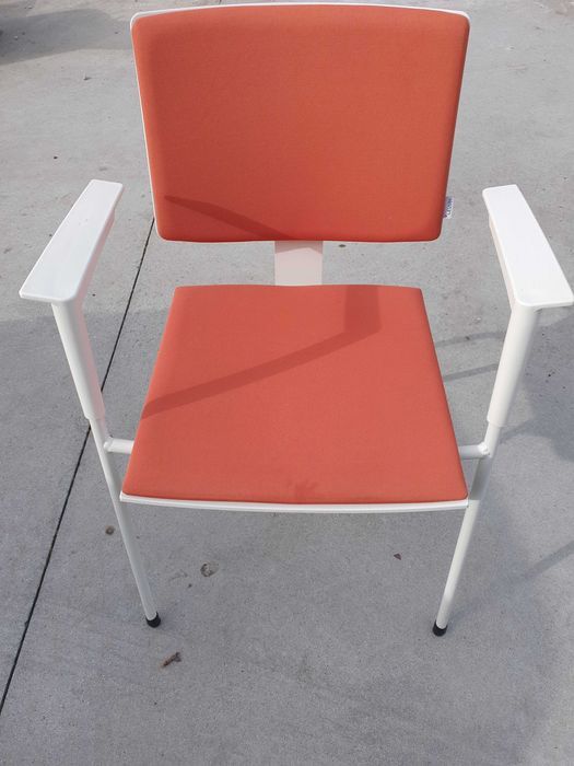 Cadeiras de reunião/escritório confortáveis.