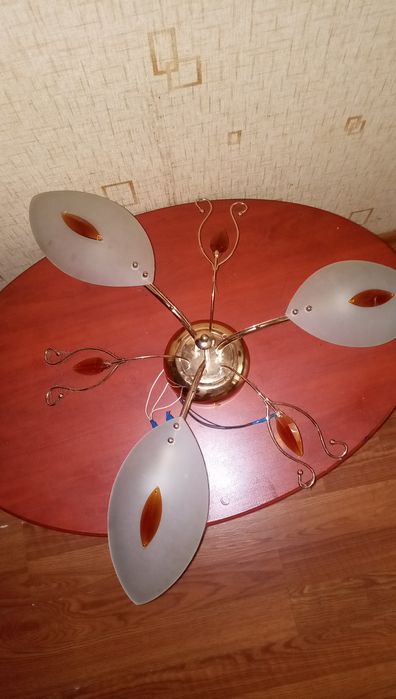 Продам люстру б/y